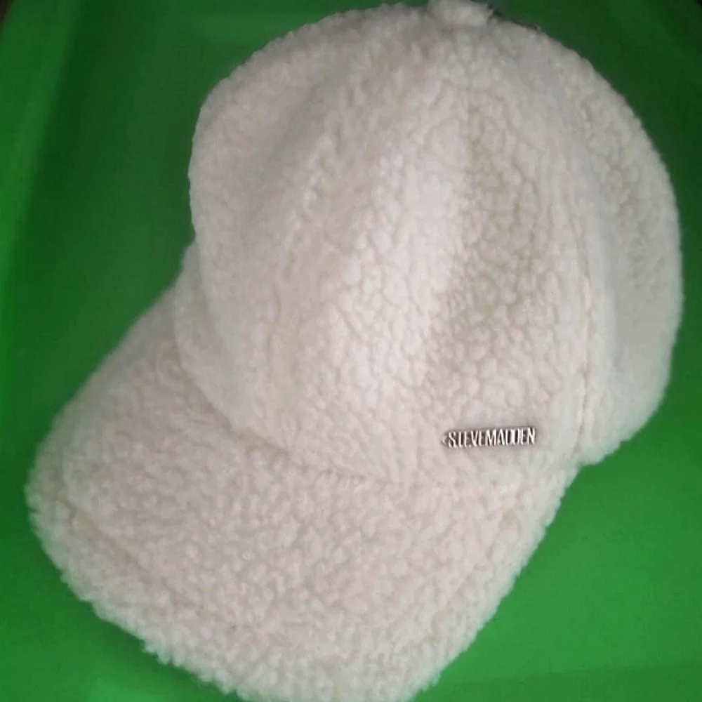 Steve Madden Teddy Cap Off White